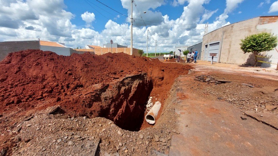 CRUZ DAS POSSES: SAEMAS REALIZA OBRA PARA EVITAR ALAGAMENTOS