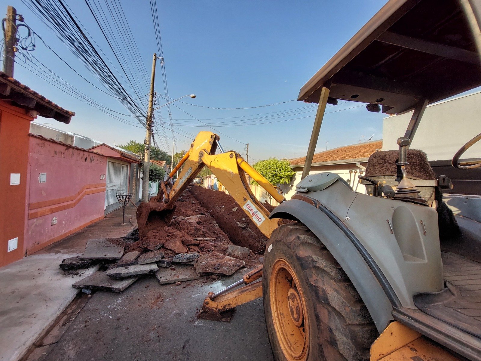SAEMAS PROMOVE MELHORIAS NA REDE DE ESGOTO DA RUA GINEZ VIVANCO SOLANO