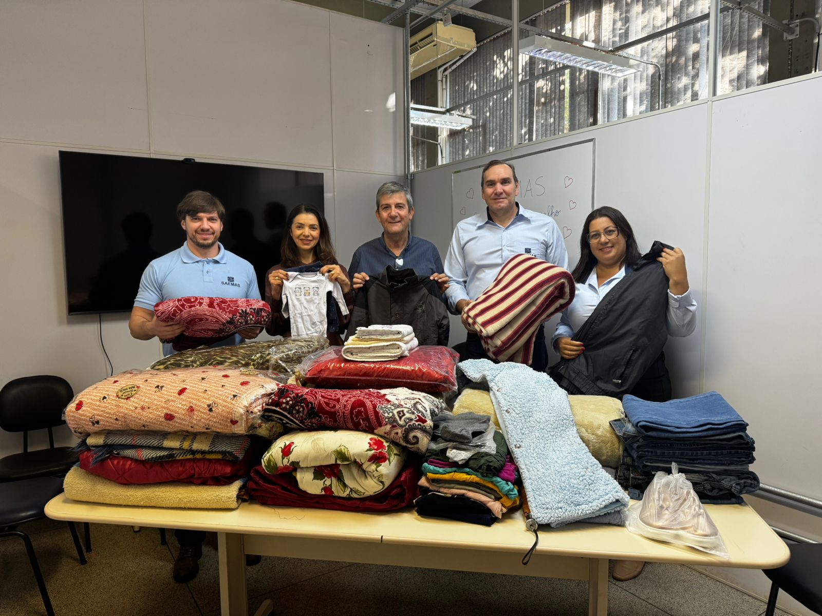 SAEMAS realiza entrega das doa&ccedil;&otilde;es da Campanha do Agasalho 2025