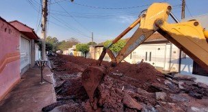 SAEMAS PROMOVE MELHORIAS NA REDE DE ESGOTO DA RUA DA GINEZ VIVANCO SOLANO