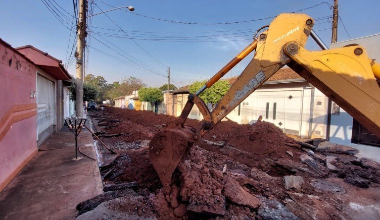 SAEMAS PROMOVE MELHORIAS NA REDE DE ESGOTO DA RUA DA GINEZ VIVANCO SOLANO